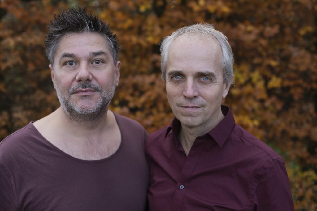 METE ERKER & JEROEN VAN VLIET MET HUN NIEUWE ALBUM 'in'

Met de release van hun voorlaatste album 'PLUIS' in 2019 en de intensieve concertserie die daarop volgde, hebben Mete Erker en Jeroen van Vliet weer gevonden wat ze het allerliefste doen: samen spelen. De plaat en tour vormde een nieuw hoogtepunt in hun 30-jarige samenwerking en vriendschap.
Nu, 2 jaar later, is er een vers album met de titel 'in'.  De composities zijn opnieuw van de hand van Mete en Jeroen en vormen, misschien nog meer dan op 'PLUIS', een uitgewogen en bevlogen muzikale reis langs verschillende binnenwerelden. De muziek klinkt donker, dan weer helder, vaak emotioneel, en soms ook licht.  Het individuele spel van Jeroen van Vliet en Mete Erker is volledig complementair. De intense interactie tussen de musici is steeds voelbaar en hoorbaar. Het vormt samen de grote kracht van dit duo, dat maakt dat hun muziek bij je binnenkomt.