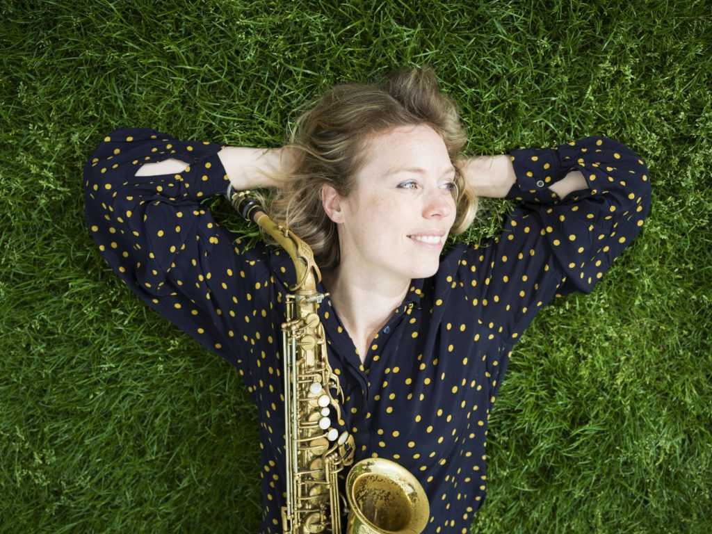 Saxofoniste Tineke Postma en haar levenspartner en pianist Marc van Roon spelen op 27 maart a.s. in duo repertoire met composities van hen beiden.
Tineke Postma -”The Evening Stardard” noemde haar ”One of the leading ladies in Jazz”- is een begrip in de Nederlandse en internationale jazz scene en de winnaar van de Buma Boy Edgar Prijs 2015. Ze speelde samen met o.a. Kenny Barron, Jimmy Cob, Esperanza Spalding en haar held Wayne Shorter. Pianist Marc van Roon werkte met de legendarische musici zoals saxofonist David Liebman en trompettist Ack van Rooyen en nam vele cd’s op op zijn eigen label Challenge Records. Met het Tineke Postma Quartet wonnen Tineke Postma en Marc van Roon in 2011 de Edison Jazz Nationaal met The Dawn of Light.