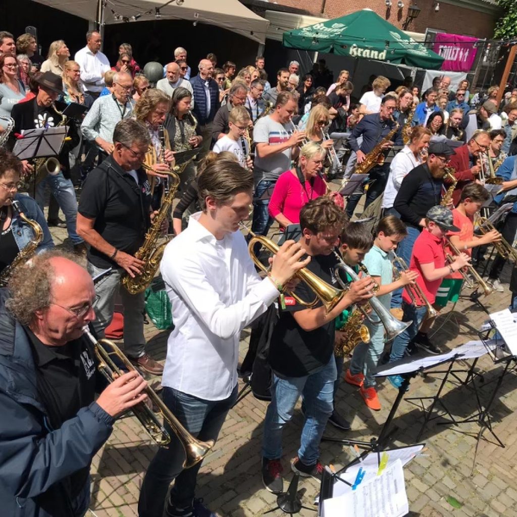 Op 8 juni zijn weer de SING en PLAY ALONG tijdens Jazz in Duketown. Want er is natuurlijk niks leuker dan samen muziek maken!