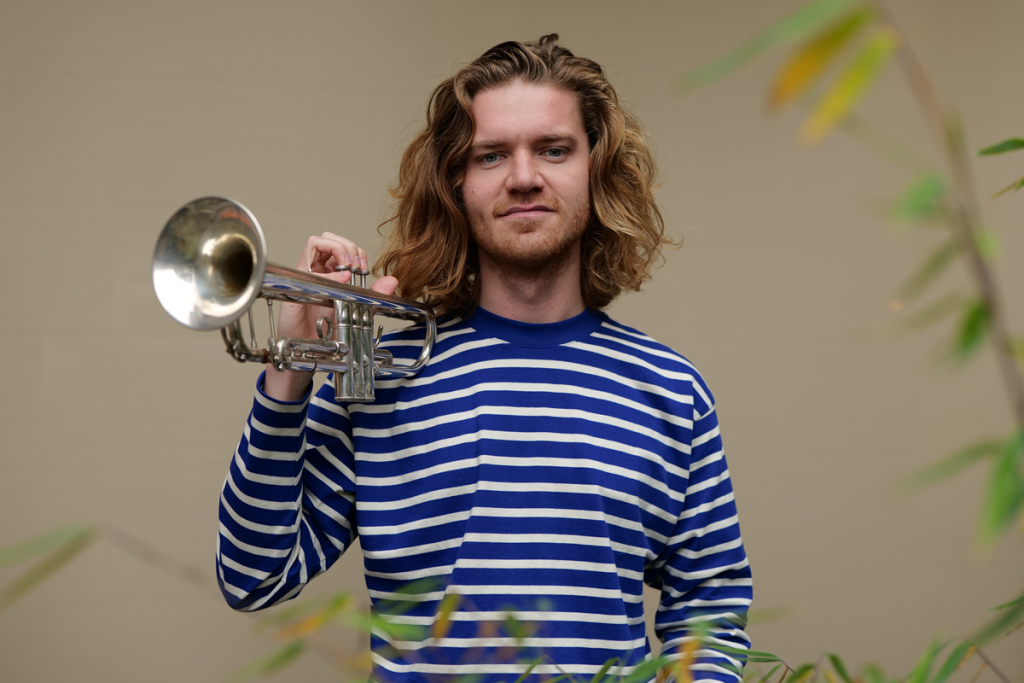 Op het snijvlak van jazzimprovisatie en (jaren '60) popmuziek, met blues als bindende factor.