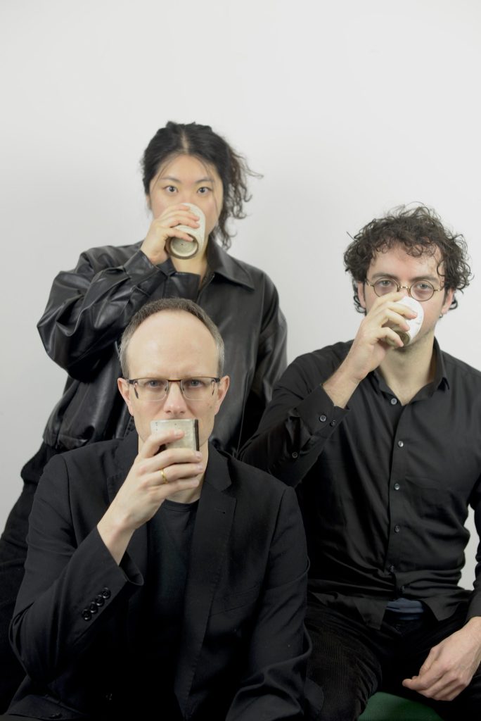 Erik Satie verrijkt met sereniteit en een subtiel vleugje humor, in de context van een hedendaags jazzpianotrio